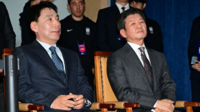 [ 스포츠중계 365티비 ] 신문선 전 해설위원 4선 성공 정몽규 축협 회장에게 '결과에 승복 '축하인사. 정회장 '앞으로 조언 듣겠다'