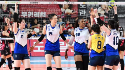 ‘디펜딩 챔피언’ 현대건설 주전 세터 염혜선 불의의 부상으로 이탈한 정관장 꺾고 플레이오프 승부 3차전까지 끌고 갔다.