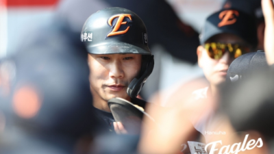 한화 이글스의 'FA 이적생' 심우준이 정규시즌 개막전부터 친정팀 KT 상대로 만점 활약