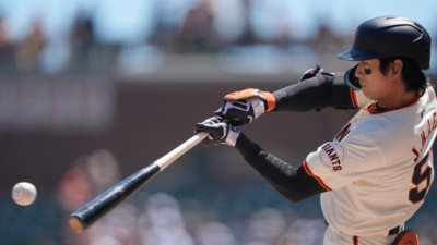 이정후, MLB 데뷔 첫 3루타에 안타+2루타까지…3안타 경기→SF 대역전승