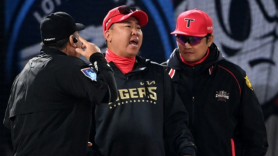 발끈한 꽃감독의 '20분' 추가 항의 → 뒤늦은 해명…K-피치클락의 숨겨진 규정? 심판은 뭐라고 답했나