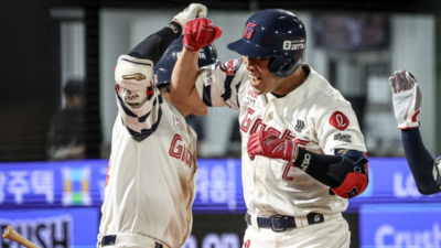 39세 캡틴이 웃었다! 늦었지만 간절함 통했다 시즌 첫 홈런