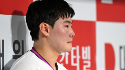 18세 고졸 신인 마운드에서 1위 팀 상대로 흔들리는데 야수들 도와주지는 못할망정 치명적 실책으로 불질러... 2이닝 9실점 대참사