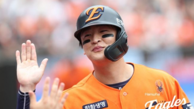 “한화 이글스의 숨은 힘” 이진영, 3안타 맹타 후에도 훈련장으로 향하며 팀의 성공 비결을 보여주다