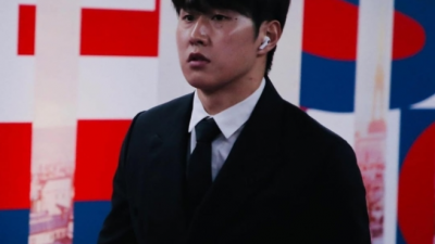 이강인, 아스널 원정 앞두고 영국 도착! 박지성 뒤를 이어 한국 축구 역사에 새로운 기록 도전 중 - UEFA 예상 라인업 및 PSG의 시즌 목표는?
