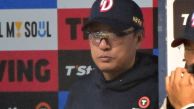 만원관중 앞에서 실책 5개 '와르르'+무리한 주루 플레이...모든 게 꼬여버린 두산의 하루