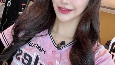 치어리더 김연정, 한화 이글스의 8연승을 기념 미모 뽐내는 셀카 공개! 팬들의 열렬한 반응 속에서 밝은 미소를 선사