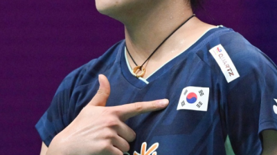 안세영, 박주봉 감독과 함께하는 한국 배드민턴 대표팀, 수디르만컵 4강 진출! 인도네시아와 결승행 티켓을 두고 격돌