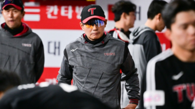 ‘절대 1강’ LG 트윈스의 5연패 추락, 오늘 패배하면 3위로 떨어질 수도… 어떻게 일주일 만에 5경기 차가 0-5경기로 좁혀졌는가?