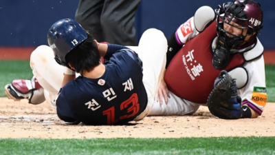 롯데 전민재, 경기 중 투구에 머리 맞아 큰 부상 위기! 양지율의 진심 어린 사과로 이어진 감동적인 순간과 선수들의 연대감