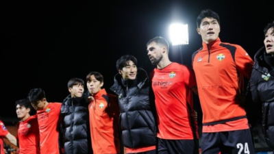 강원FC, 히로시마 원정서 ‘골대 불운’ 0-1 패배… 수적 우위도 무색