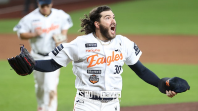 폰세, 대전 마운드의 흙을 담아 떠나다