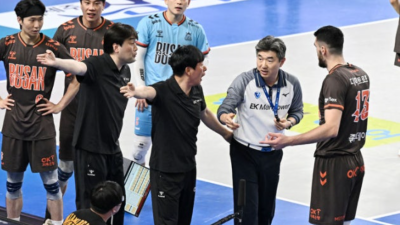 ‘테이프 유니폼’ 논란부터 비디오판독 번복까지…불명확한 규정에 현장 혼란 가중