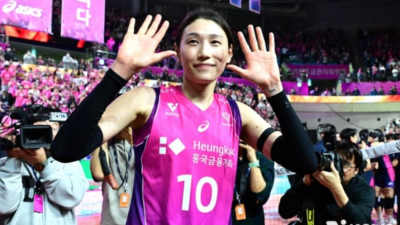 ‘배구 여제’ 김연경, 10번과 함께 떠나다…그리고 새로운 시작