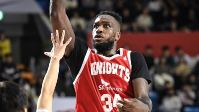 삼각편대 맹위! SK, KCC 1라운드 패배 설욕하며 76-68 승리