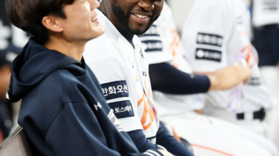 151㎞ 사구→손등 뼛조각 '날벼락'…영상통화 건 투수, 감독-단장까지 사과했다