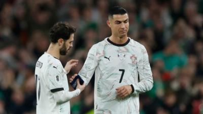 호날두, 팔꿈치 공격으로 첫 퇴장…포르투갈, 아일랜드에 0-2 충격패