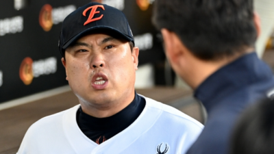 '뼈에서 내전근 떨어졌었는데' 류현진 자진 강판할 만했다, 6년 전 기억에 아찔했다