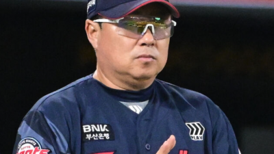 '한화 격파' 거인의 진격은 계속된다! 김태형 감독 홍민기-박재엽 수고 많았고, 김원중 150SV 축하