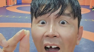 치아가 부러졌다…'개그맨' 윤형빈, 격한 훈련으로 '200만 유튜버' 밴쯔와 종합격투기 대결 준비