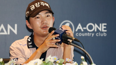 '하루 8언더파' 옥태훈, 단독 선두 질주 잘 하려 하니 스트레스... 편안하게 경기할 것