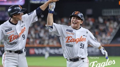 한화 이글스, 8회 대역전극으로 NC를 8-4로 제압하며 단독 1위 수성! 문현빈의 결승 스퀴즈와 채은성의 쐐기 홈런으로 승리 확정